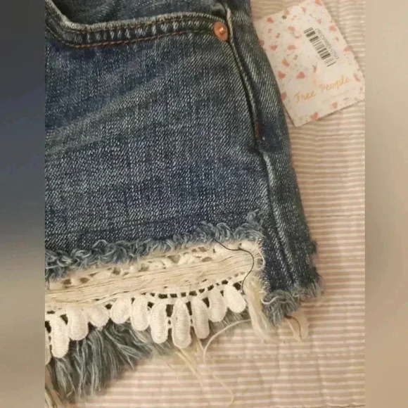 Free people jean shorts with lace - Picture 4 of 5